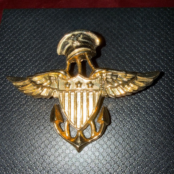 Vintage Signed “Ann Hand” Goldtone “Joint Forces” Brooch - Picture 2 of 9